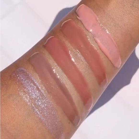 R.E.M Beauty On Your Collar Plumping Lipgloss in Chuckie BNIB - Picture 10 of 16